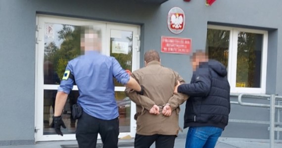 Policjanci zatrzymali 64 osoby podejrzewane o posiadanie i rozpowszechnianie materiałów przedstawiających seksualne wykorzystywanie dzieci. Jest wśród nich mężczyzna, który robił zdjęcia i filmy z nagimi dziećmi i miał zgwałcić oraz wykorzystać dwóch małoletnich. W operacji o kryptonimie "Carlos", przeprowadzonej przez Centralne Biuro Zwalczania Cyberprzestępczości na terenie całej Polski, uczestniczyło ponad 400 funkcjonariuszy.