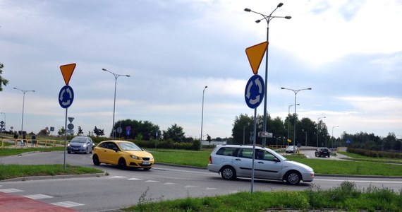 Niecodzienna sytuacja na rondzie w Bełchatowie. 31-letni obcokrajowiec zaczął kierować ruchem. Okazało się, że był pijany. Mężczyzna tłumaczył, że pomaga policjantom. Na szczęście nie zdążył doprowadzić do żadnego wypadku, bo kierowcy zaalarmowali prawdziwych funkcjonariuszy.