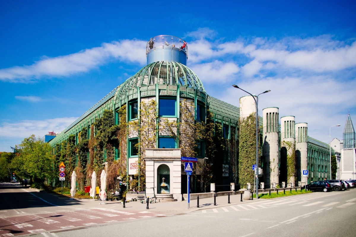 Prawdopodobnie od grudnia ubiegłego roku do połowy października mogły trwać kradzieże cennych pozycji z zasobów Biblioteki Uniwersytetu Warszawskiego - wynika z komunikatu rektora UW prof. Alojzego Z. Nowaka. Obecnie szacowana wartość skradzionych ok. 80 pozycji według aktualnych cen aukcyjnych przekracza 500 tys. euro. Trwa audyt zbiorów.