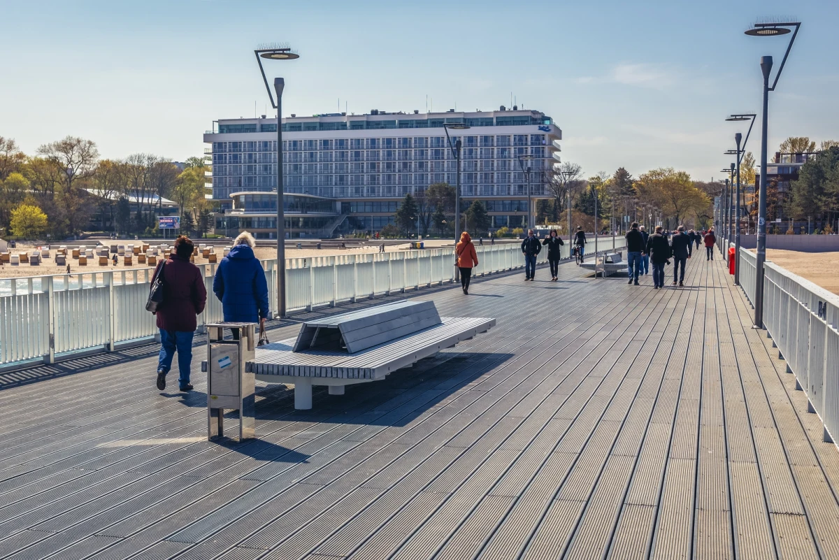 Nie udało się uratować życia 21-letniego obywatela Czech, który wypadł z balkonu na trzecim piętrze sanatorium Bałtyk. 23-letnia Słowaczka, która również ucierpiała w wypadku, przeszła bardzo poważną operację - powiedział rzecznik prokuratury Okręgowej w Koszalinie.
