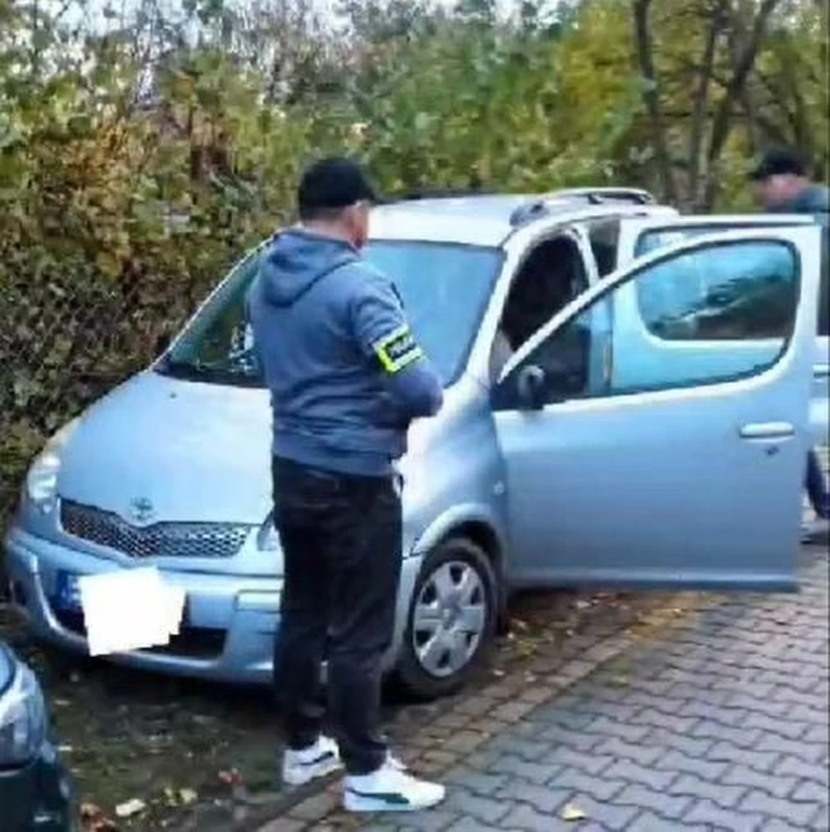 Fatalny finał miała dla mieszkańca Sieradza znajomość z 32-latką. Mężczyzna w bagażniku auta został wywieziony do lasu, pobity pałką, przywiązany do drzewa i okradziony. Policjanci zatrzymali trzy osoby podejrzane o rozbój. Sąd zastosował wobec kobiety i dwóch mężczyzn trzymiesięczny areszt.

