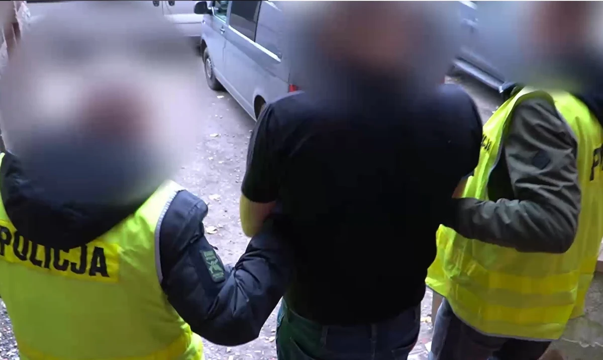 12 zarzutów dotyczących m.in. rozboju, uszkodzenia ciała, kierowania gróźb karalnych, uszkodzenia mienia i krótkotrwałego użycia pojazdu usłyszał 44-latek za przestępstwa, których dopuścił się w Olsztynie i w rejonie miasta. Mężczyźnie grozi nawet 15 lat więzienia.