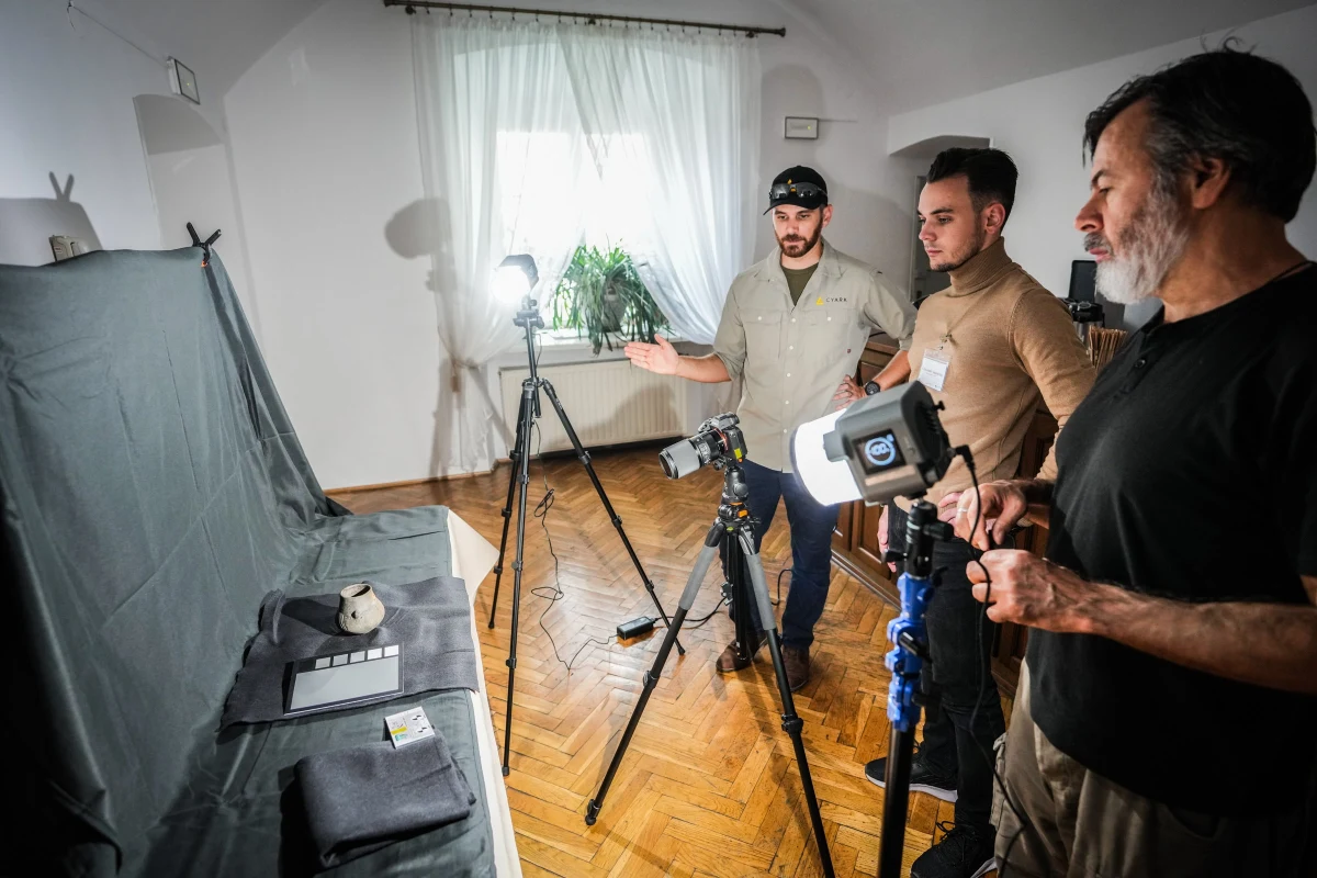 ​Od 31 października do 5 listopada w sali im. Michała Bobrzyńskiego w Collegium Maius Uniwersytetu Jagiellońskiego odbywają się specjalistyczne szkolenia i warsztaty z zakresu digitalizacji zabytków archeologicznych. Prowadzą je badacze amerykańscy z CyArk - znanej organizacji non-profit z Kalifornii, jednej z wiodących na świecie, jeśli chodzi o digitalizację zabytków dziedzictwa kulturowego, w tym także tych znajdujących się pod patronatem UNESCO.