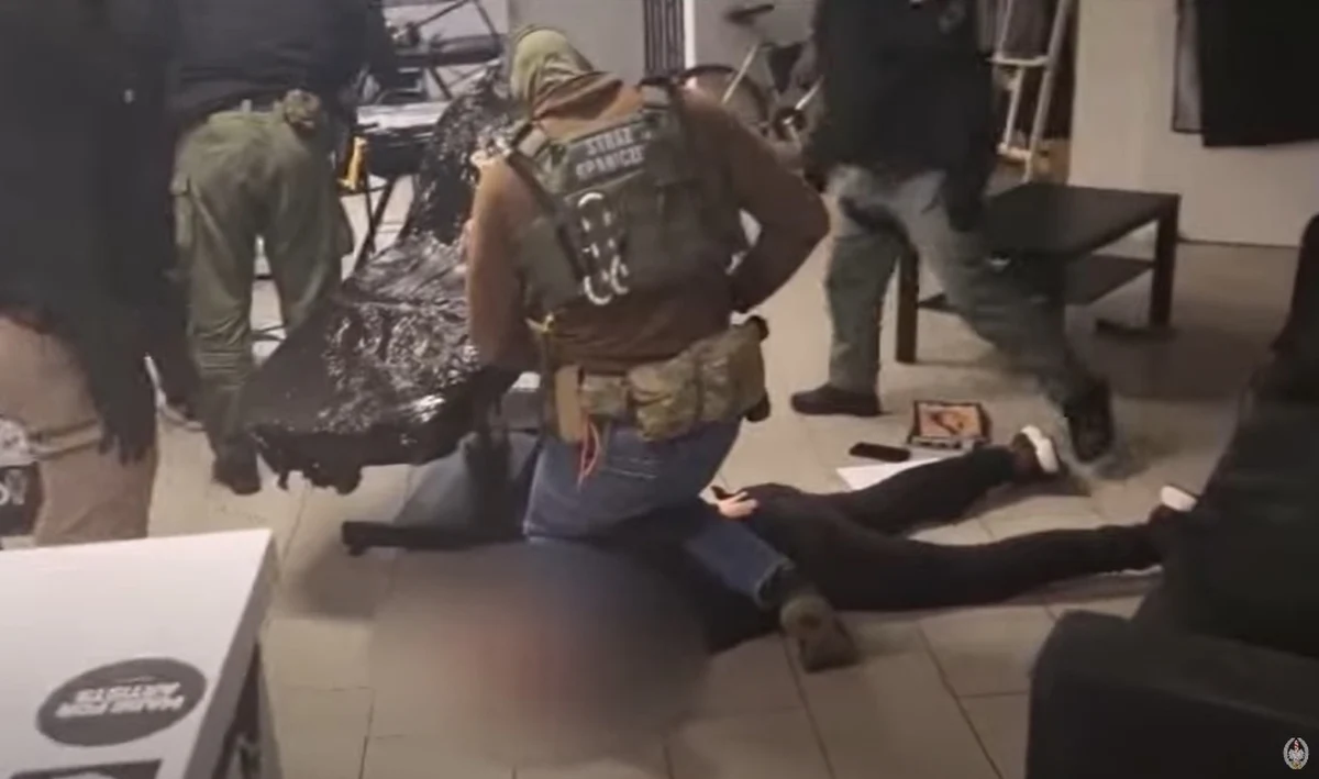 Akcja podlaskiej straży granicznej. Zatrzymano 40-letniego Polaka podejrzanego o organizowanie nielegalnego przekraczania granicy naszego państwa. Mężczyzna przyznał się do winy.