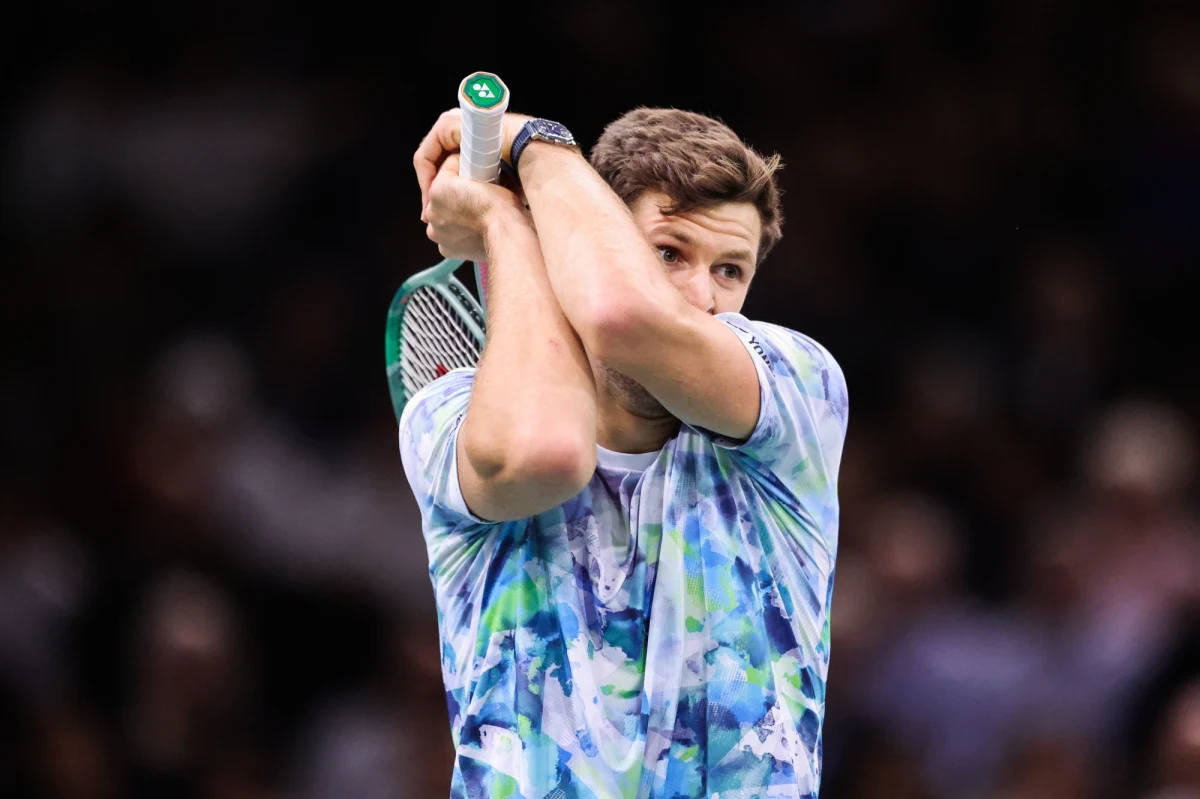 Hubert Hurkacz za burtą tenisowego turnieju ATP Masters w Paryżu. Polak przegrał w ćwierćfinale w trzech setach z Bułgarem Grigorem Dimitrowem.
