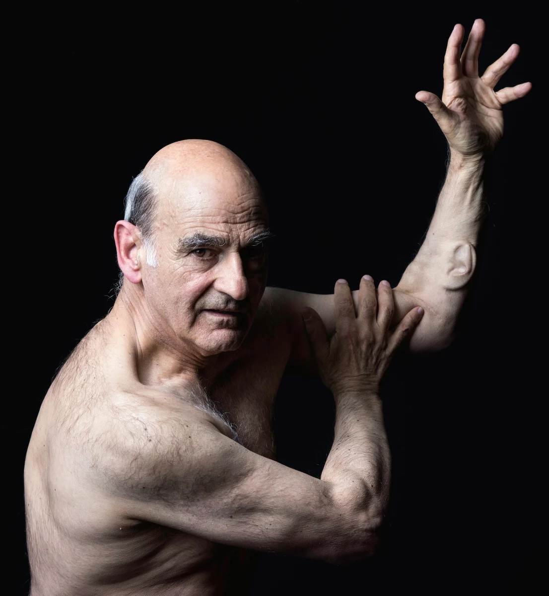 Automotto:

Niniejsza interpretacja efektów burzenia ograniczeń,  stanowiących kwintesencję indywidualnej egzystencji, lokuje autora blisko obłędnych rycerzy anachronicznej tradycji, obrońców religii i uniwersalnej moralności, ginącego rodzaju zelotów etycznego człowieczego horyzontu, utopistów boskości, upartych negacjonistów transgresyjnych uroszczeń.