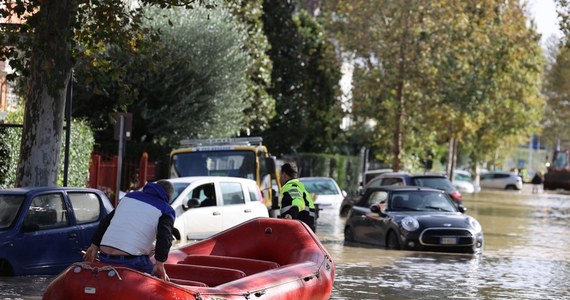 Huragan Ciaran, który od czwartku szaleje nad Europą, zabił co najmniej 17 osób, w tym 5-letnie dziecko w Belgii. Wichura powala drzewa, woda podmywa drogi. Największe spustoszenie orkan zostawił po sobie w Toskanii we Włoszech.