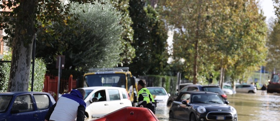 Huragan Ciaran, który od czwartku szaleje nad Europą, zabił co najmniej 17 osób, w tym 5-letnie dziecko w Belgii. Wichura powala drzewa, woda podmywa drogi. Największe spustoszenie orkan zostawił po sobie w Toskanii we Włoszech.