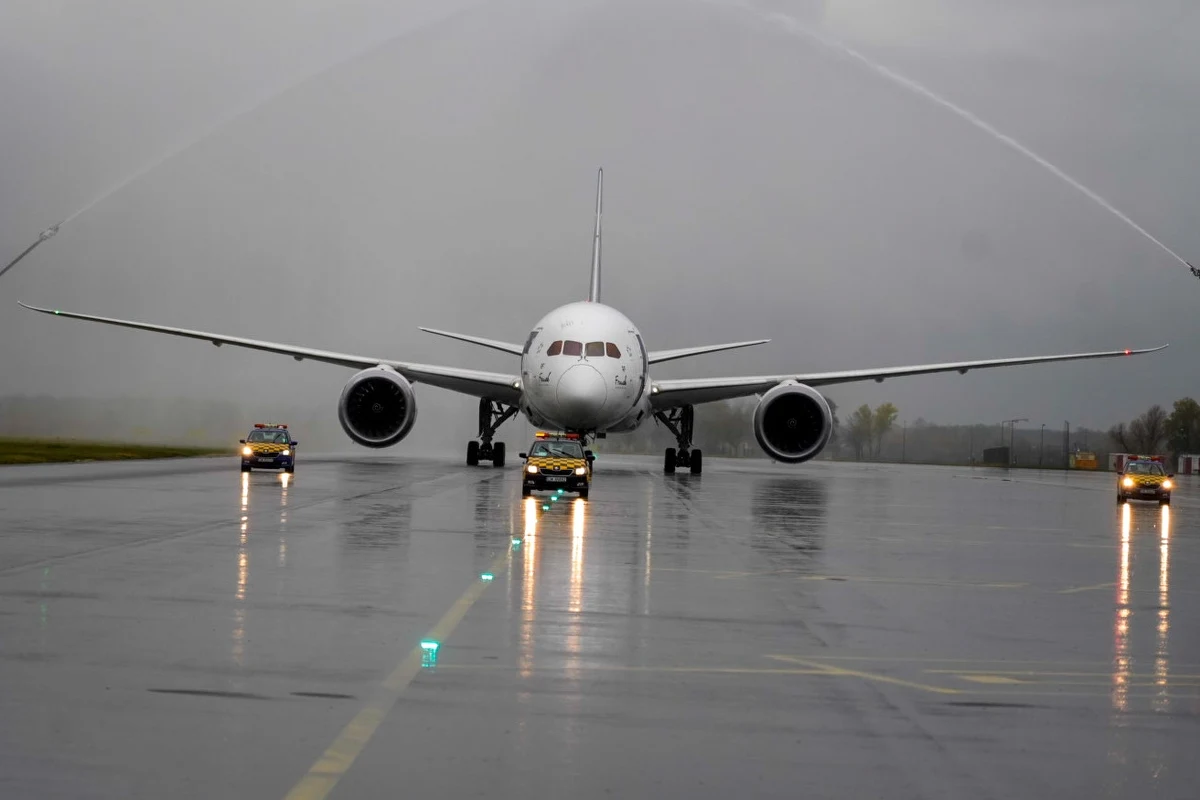 W piątek, 3 listopada, przed godziną 17 z Portu Lotniczego Wrocław po raz pierwszy w historii odleciał do Seulu Boeing 787-8 Dreamliner. Realizowane jednym z najnowocześniejszych samolotów świata bezpośrednie połączenie ze stolicą Korei Południowej to odpowiedź wrocławskiego lotniska na biznesowe i społeczne potrzeby mieszkańców Dolnego Śląska - informuje Port.