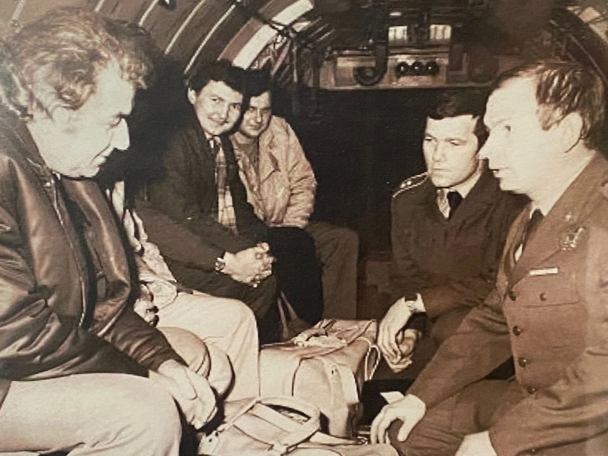 "Zadzwonili z Zabrza około 4-5 nad ranem, powiedzieli, że operacja się udała. Nie mogłem się uspokoić" - wspomina dziś płk. Mirosław Czechowski, koordynator lotu, podczas którego transportowano serce do pierwszej w kraju udanej transplantacji. Samolot An-12, który 5 listopada poderwał się do lotu, miał do pokonania trasę z Krakowa do Szczecina. Po odebraniu biorcy, załoga udała się do Zabrza, gdzie na bloku operacyjnym czekał zespół prof. Zbigniewa Religi.