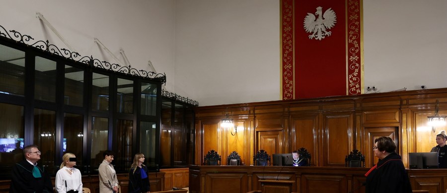 8 lat i 5,5 roku bezwzględnego więzienia - takie wyroki usłyszały dwie byłe urzędniczki z Gdańska w sprawie dotyczącej załatwiania mieszkań komunalnych za łapówki. Wyrok jest nieprawomocny.