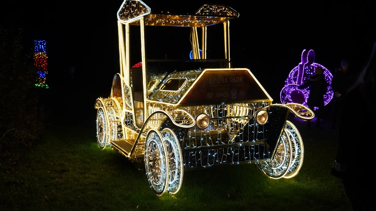 Tłumy entuzjastów iluminacji zgromadziły się wieczorem, by uczestniczyć w inauguracyjnym wydarzeniu sezonu w Ogrodzie Botanicznym Uniwersytetu Marii Curie-Skłodowskiej w Lublinie. Park iluminacji to zimowa atrakcja, która przyciąga zarówno rodziny, jak i miłośników nowoczesnych multimediów.
