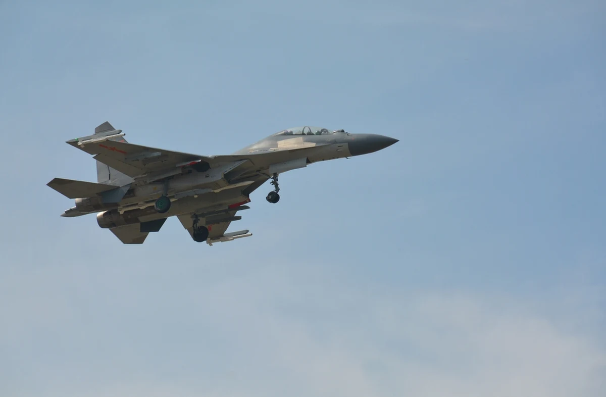 Nad Morzem Południowochińskim, z dala od wszelkich obszarów, do których zgłaszane są jakiekolwiek roszczenia, pilot chińskiego myśliwca wykonał niebezpieczny manewr - odpalił flary bezpośrednio przed kanadyjskim śmigłowcem. Tylko dzięki wysokim umiejętnościom i przytomnemu umysłowi pilota nie doszło do tragedii.