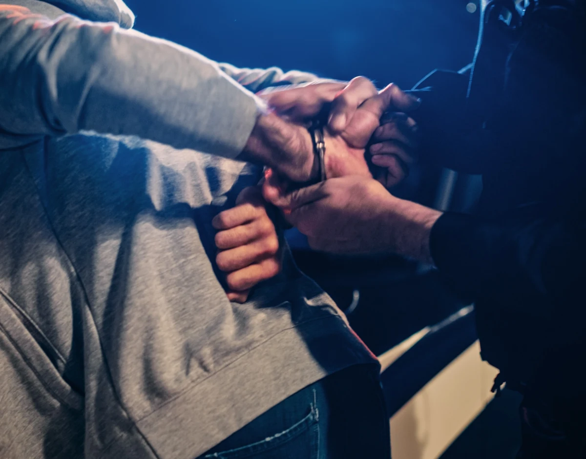 Policja i prokuratura wyjaśniają okoliczności strzelaniny, do której doszło w piątek w miejscowości Władysławów (pow. turecki, woj. wielkopolskie). Podczas policyjnej interwencji napastnik zabrał funkcjonariuszowi broń i oddał kilka strzałów.