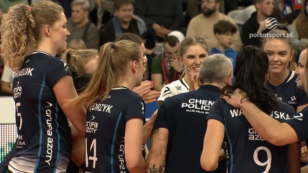 Fragmenty meczu Moya Radomka Radom – Grupa Azoty Chemik Police 0:3 (21:25, 22:25, 18:25) w 5. kolejce Tauron Ligi. Marlena Kowalewska zakończyła spotkanie dwoma asami serwisowymi.

