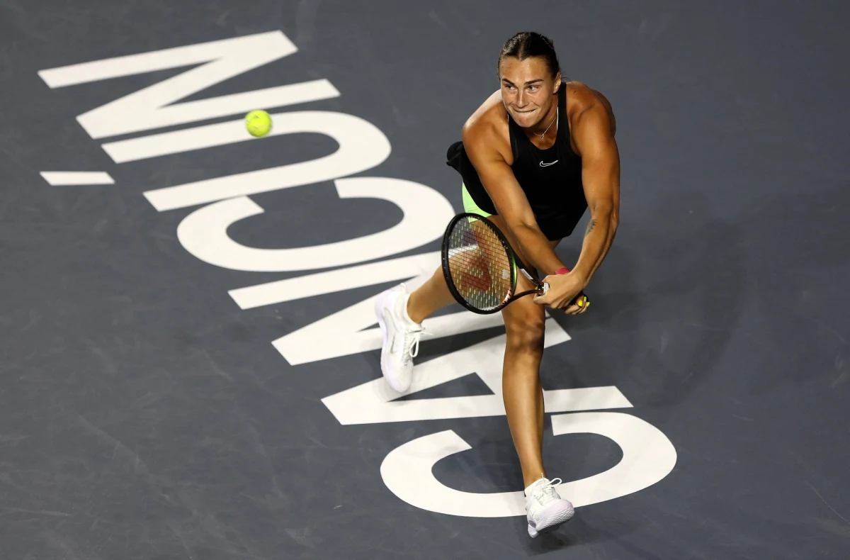 Białorusinka Aryna Sabalenka awansowała do półfinału kończącego sezon turnieju tenisowego WTA Finals w meksykańskim Cancun. Liderka światowego rankingu pokonała Jelenę Rybakinę z Kazachstanu 6:2, 3:6, 6:3.