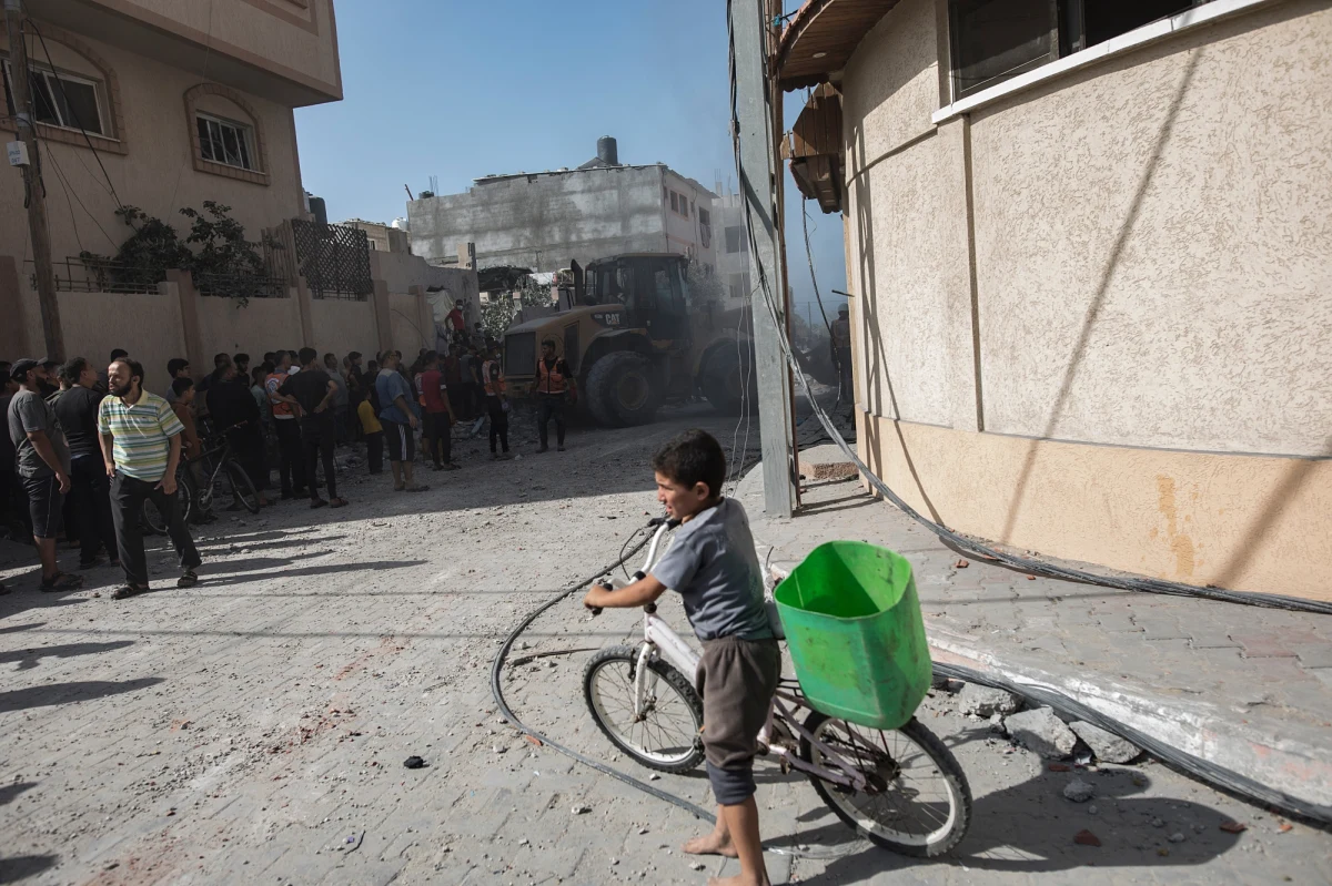 Wysiłki mające na celu zapewnienie bezpiecznego wyjazdu obcokrajowcom ze Strefy Gazy zostały udaremnione przez Hamas - twierdzi amerykański urzędnik w rozmowie z CNN. Z kolei agencja AP informuje, że premier Izraela Benjamin Netanjahu w piątek sprzeciwił się rosnącej presji USA na "przerwę humanitarną" w celu ochrony ludności cywilnej i umożliwienia większej pomocy dla Strefy Gazy