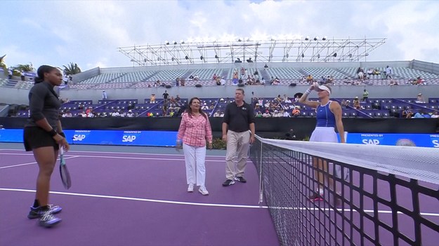 Trzecia na świecie Coco Gauff wygrała w pojedynek dwóch mistrzyń Wielkiego Szlema z tego sezonu, pokonując Marketę Vondrousovą 5:7, 6:7(4), 6:3 w ostatniej rundzie gry grupowej w Cancun Piątek.

Zwycięstwo przekreśliło nadzieje mistrzyni Wimbledonu Vondrousovej na awans do półfinału turnieju WTA Finals