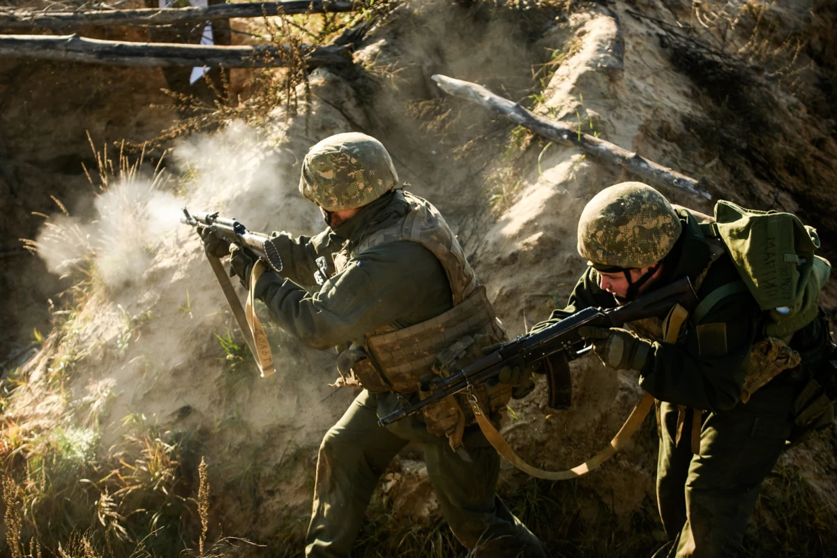 Przedstawiciele Stanów Zjednoczonych i Unii Europejskiej zaczęli dyskretnie rozmawiać z Ukrainą o możliwości negocjacji pokojowych z Rosją - informuje NBC News. Stacja powołuje się na urzędników amerykańskich, obecnego i byłego.