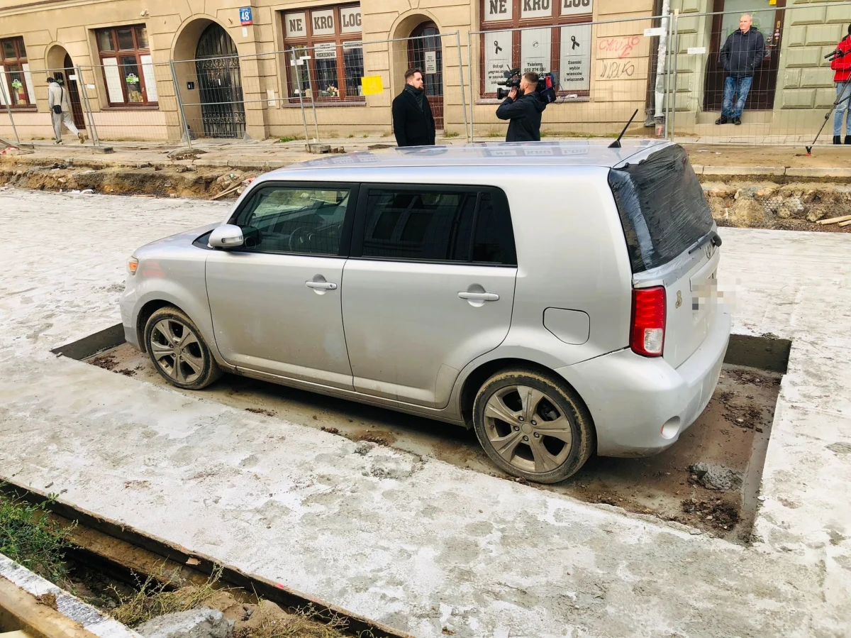 Robotnicy remontujący ulicę Legionów w Łodzi założyli szalunki i wylali beton wokół nieprawidłowo zaparkowanego auta na placu budowy.  Prawdopodobnie dopiero w poniedziałek będzie możliwe usunięcie samochodu z ulicy. Zdjęcia i film przedstawiające tę absurdalną sytuację stały się hitem internetu. 