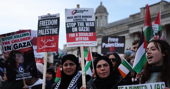 W Londynie trwają wielkie protesty przeciwko interwencji Izraela w Strefie Gazy. Demonstranci zwrócili się także przeciwko stacji BBC, której zarzucają stronniczość. "BBC, nie możesz się ukryć, oskarżamy cię o ludobójstwo" - skandowali zgromadzeni podczas protestu skupionego wokół All Souls Church, niewielkiego kościoła znajdującego się naprzeciwko siedziby brytyjskiej telewizji.