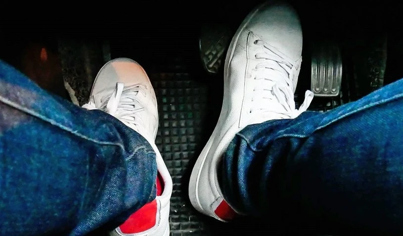 Znasz ukrytą funkcję hamulca? Wciśnij go mocniej, gdy stoisz na światłach