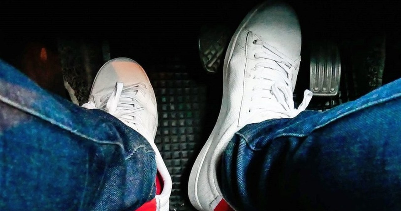 Znasz ukrytą funkcję hamulca? Wciśnij go mocniej, gdy stoisz na światłach