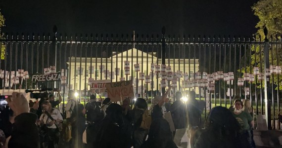 Antywojenny protest przed Białym Domem w Waszyngtonie. Uczestnicy domagali się zawieszenia broni na Bliskim Wschodzie i wzywali amerykańskiego prezydenta, by przestał wspierać Izrael. 