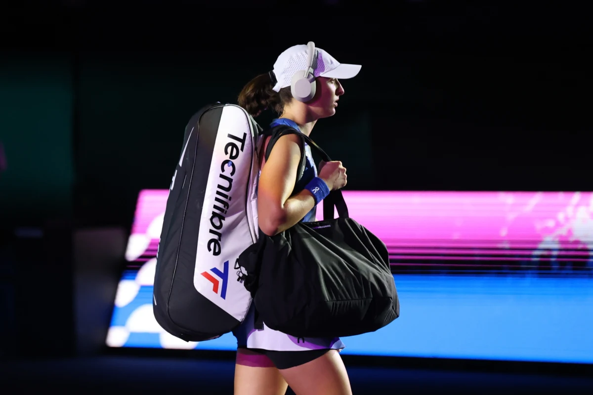 Z powodu deszczu mecz Igi Świątek z liderką światowego rankingu Białorusinką Aryną Sabalenką w półfinale turnieju WTA Finals w meksykańskim Cancun został przeniesiony na niedzielę. Tenisistki zdołały rozegrać tylko trzy gemy. Prowadzi Polka 2:1.