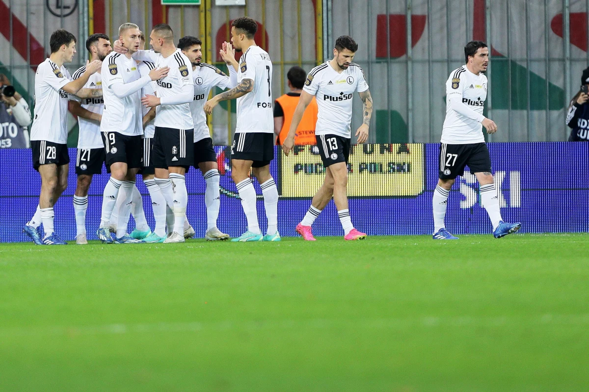 Mecz Legii i Radomiaka, nazywany „pojedynkiem przyjaźni”, cieszy się ogromnym zainteresowaniem kibiców. Fani z Radomia mają nadzieję, że ich zespół wykorzysta dołek, w który wpadł klub ze stolicy i wygra dzisiejsze spotkanie na stadionie przy ulicy Struga.