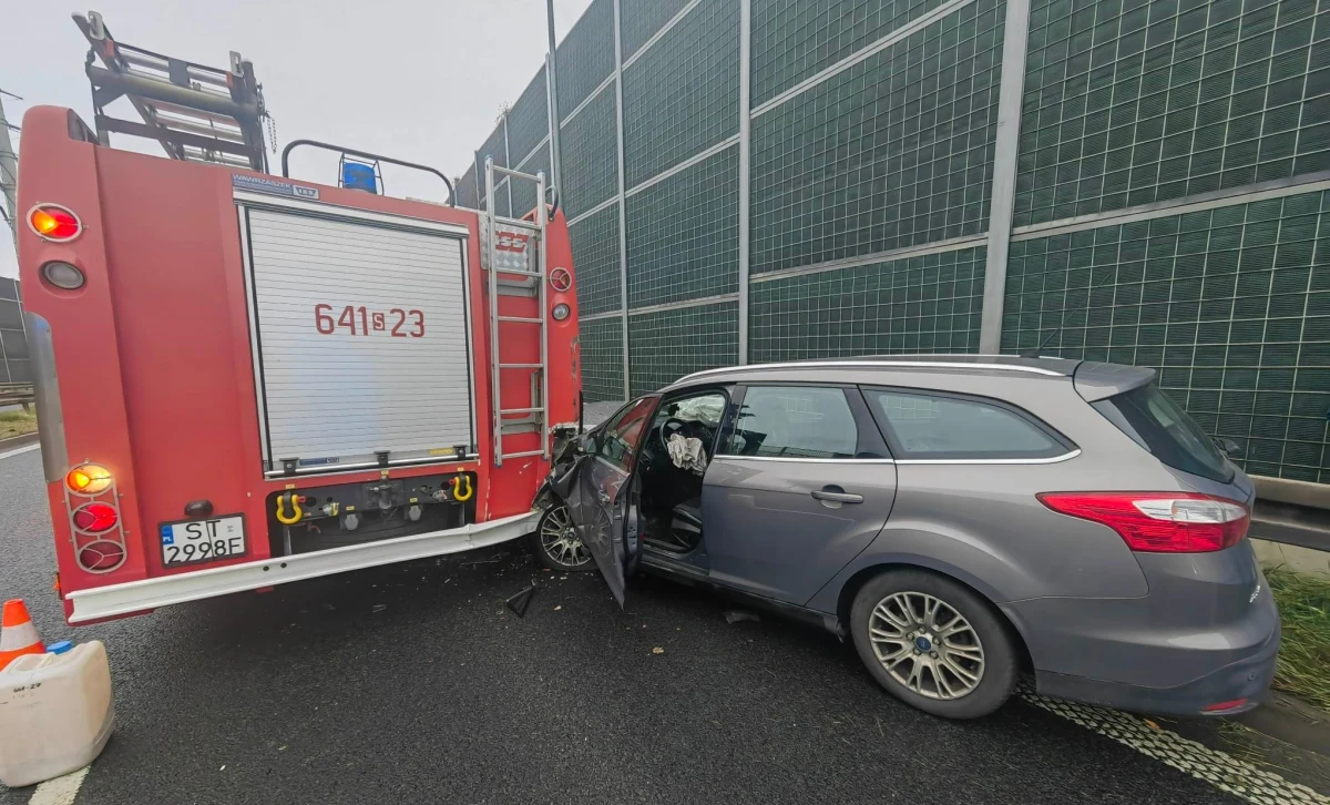 Osobówka zderzyła się z wozem strażackim na DK 1. Do kolizji doszło na wysokości Szpitala Wojewódzkiego w Tychach i zjazdu na DK 86. 