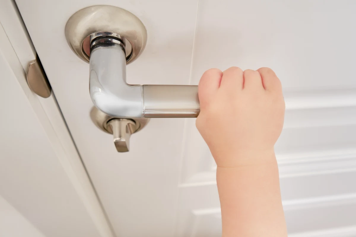 Dwuletnia dziewczynka i jej 14-letni brat wezwali pogotowie do swojej mamy, która straciła przytomność w domu w Białej Podlaskiej na Lubelszczyźnie.