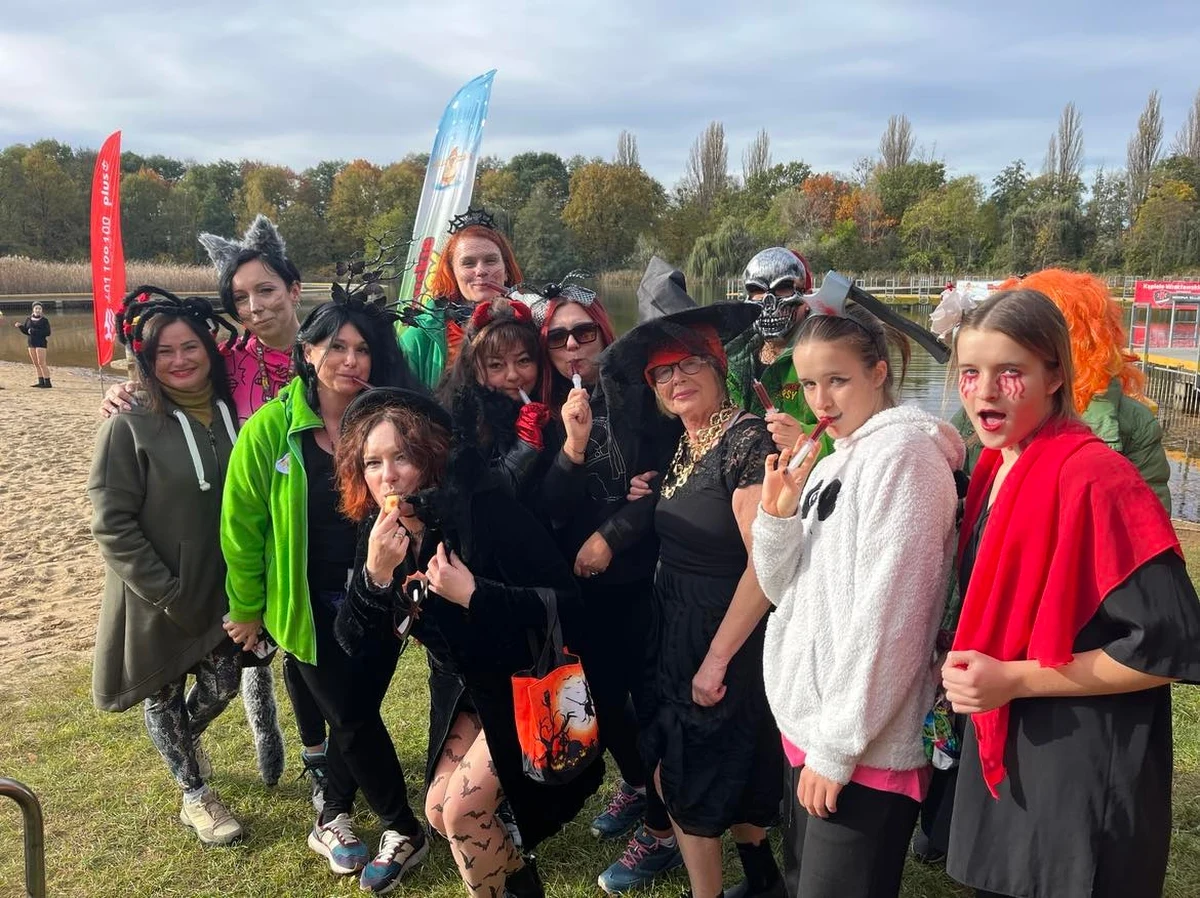 Niecodzienna kąpiel we Wrocławiu. Na Kąpielisku Morskie Oko zorganizowano dziś "Halloweenowe morsowanie". Morsy weszły do wody... w przebraniach.