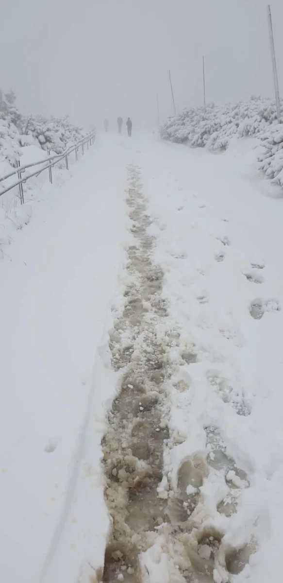 ​Mamy pierwsze poważne oznaki zimy w Karkonoszach - informują goprowcy. Powyżej 1200 metrów nad poziomem morza na szlakach jest śnieg, a miejscami lód.