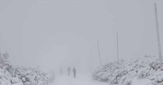 ​Mamy pierwsze poważne oznaki zimy w Karkonoszach - informują goprowcy. Powyżej 1200 metrów nad poziomem morza na szlakach jest śnieg, a miejscami lód.