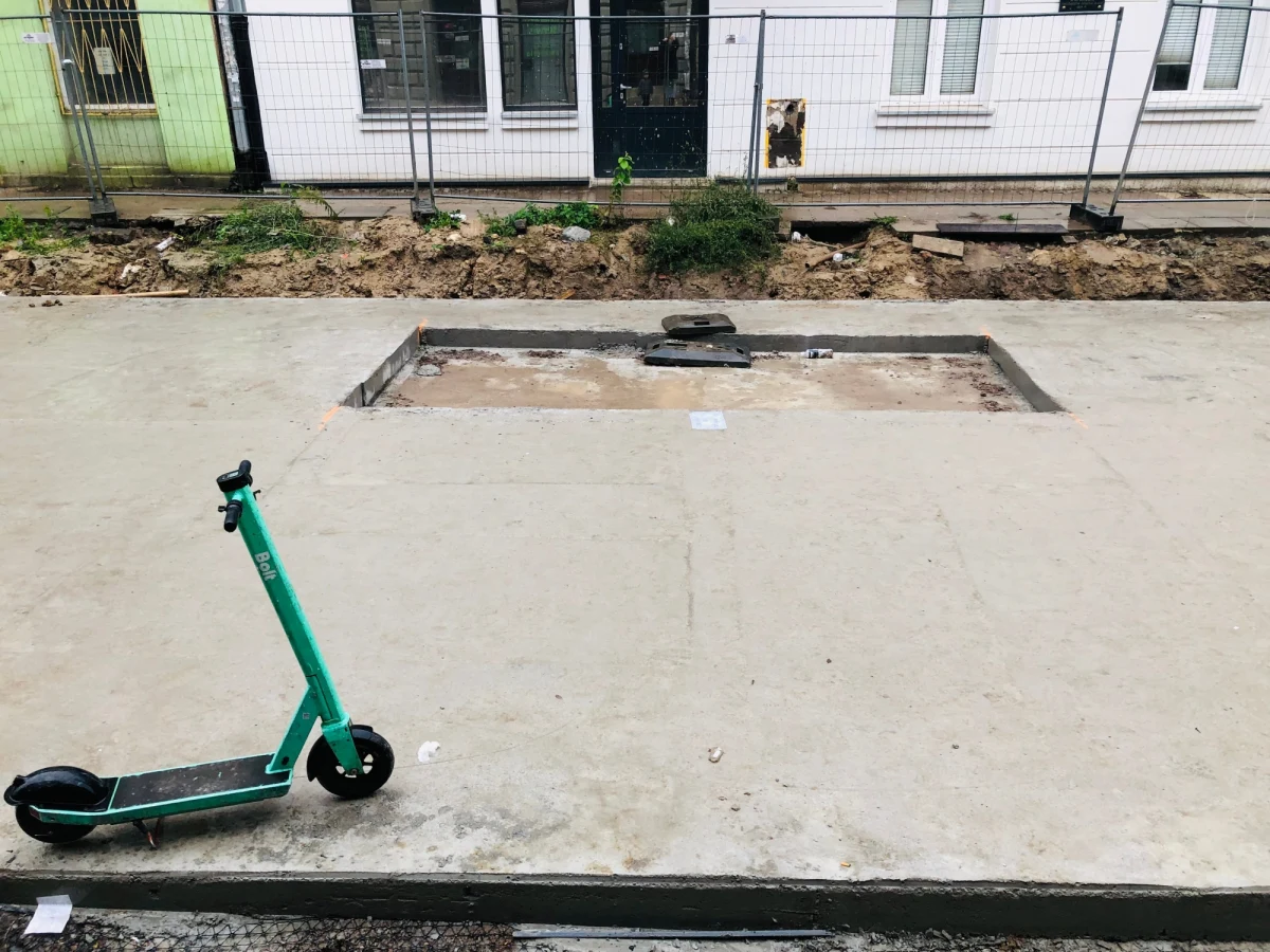 Słynne "zabetonowane" auto z ulicy Legionów w Łodzi zniknęło dziś w nocy w niewyjaśnionych okolicznościach. Zapewne zabrał je kierowca, bo miasto planowało je jutro usunąć na jego koszt. 