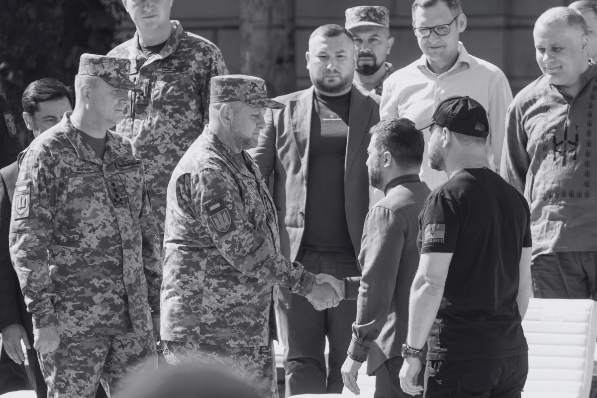 Cisza jest najlepszym sprzymierzeńcem wojsk prowadzących działania. Przez półtora roku między Kijowem a głównodowodzącymi armii ukraińskiej udawało się zachować komunikację bez medialnego rozgłosu. Do czasu. Cisza została przerwana i można odnieść wrażenie, że między Wołodymyrem Zełenskim i generalicją nie dzieje się najlepiej. Świadczą o tym też konkretne decyzje personalne podejmowane przez ukraińskie władze. Decyzje, które wywołały zdziwienie także w Waszyngtonie.