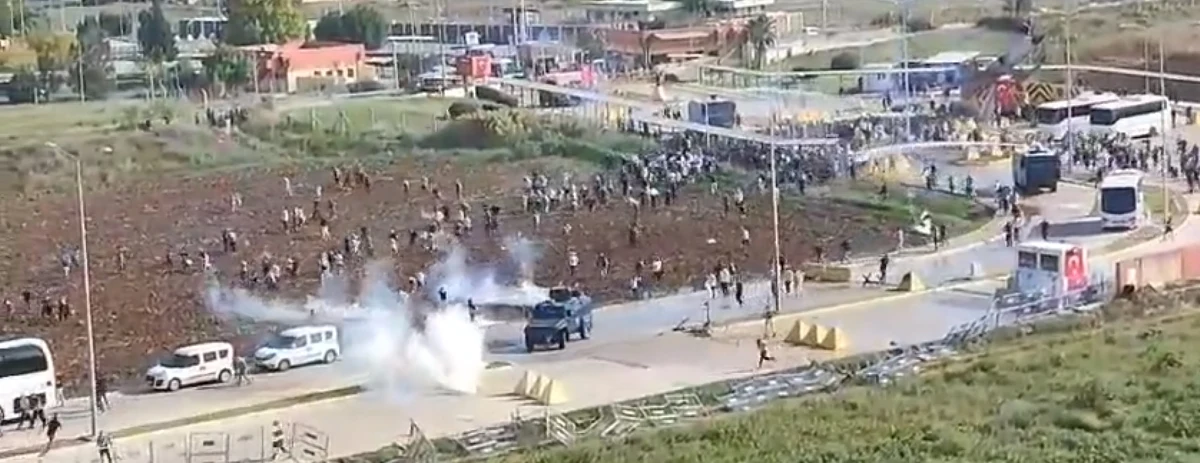 Turecka policja musiała użyć gazu łzawiącego i armatek wodnych, gdy tłum demonstrantów usiłował wedrzeć się na teren bazy lotniczej Incirlik, gdzie stacjonują także amerykańscy żołnierze. Setki propalestyńskich protestujących próbowały sforsować ogrodzenie. USA nie skomentowały jeszcze sytuacji.