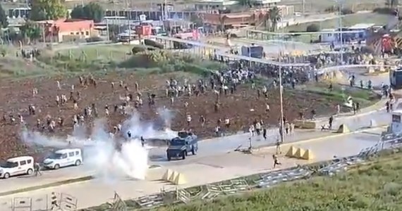 Turecka policja musiała użyć gazu łzawiącego i armatek wodnych, gdy tłum demonstrantów usiłował wedrzeć się na teren bazy lotniczej Incirlik, gdzie stacjonują także amerykańscy żołnierze. Setki propalestyńskich protestujących próbowały sforsować ogrodzenie. USA nie skomentowały jeszcze sytuacji.