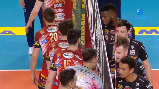 Skrót meczu 3. kolejki Serie A1 Cucine Lube Civitanova – Sir Susa Vim Perugia 3:2 (20:25, 35:33, 25:21, 16:25, 22:20).

