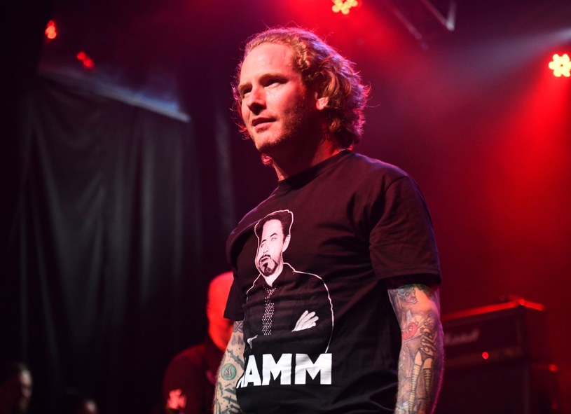 Slipknot dawno zyskał miano kultowego heavy metalowego zespołu. Założona w 1995 r. amerykańska grupa zyskała fanów na całym świecie i nadal trzymają się czołówki, co potwierdza chociażby ich liczba miesięcznych słuchaczy na Spotify (12 mln). Okazuje się, że Slipknot może teraz przeżywać wewnętrzny kryzys. Pierwszym poważnym ostrzeżeniem było odejście Craiga Jonesa, który był jednym z filarów zespołu. Teraz za pośrednictwem facebookowego profilu grupy ogłoszono, że rozstaje się z nią również perkusista Jay Weinberg.