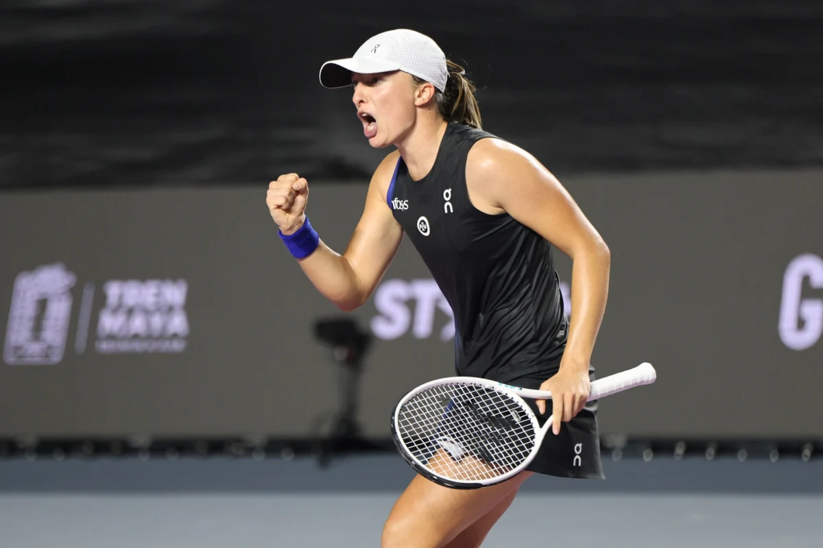 Rozstawiona z numerem drugim Iga Świątek wygrała z liderką światowego rankingu tenisistek Białorusinką Aryną Sabalenką 6:3, 6:2 w półfinale turnieju WTA Finals w Cancun. W poniedziałkowym finale rywalką Polki będzie Amerykanka Jessica Pegula.