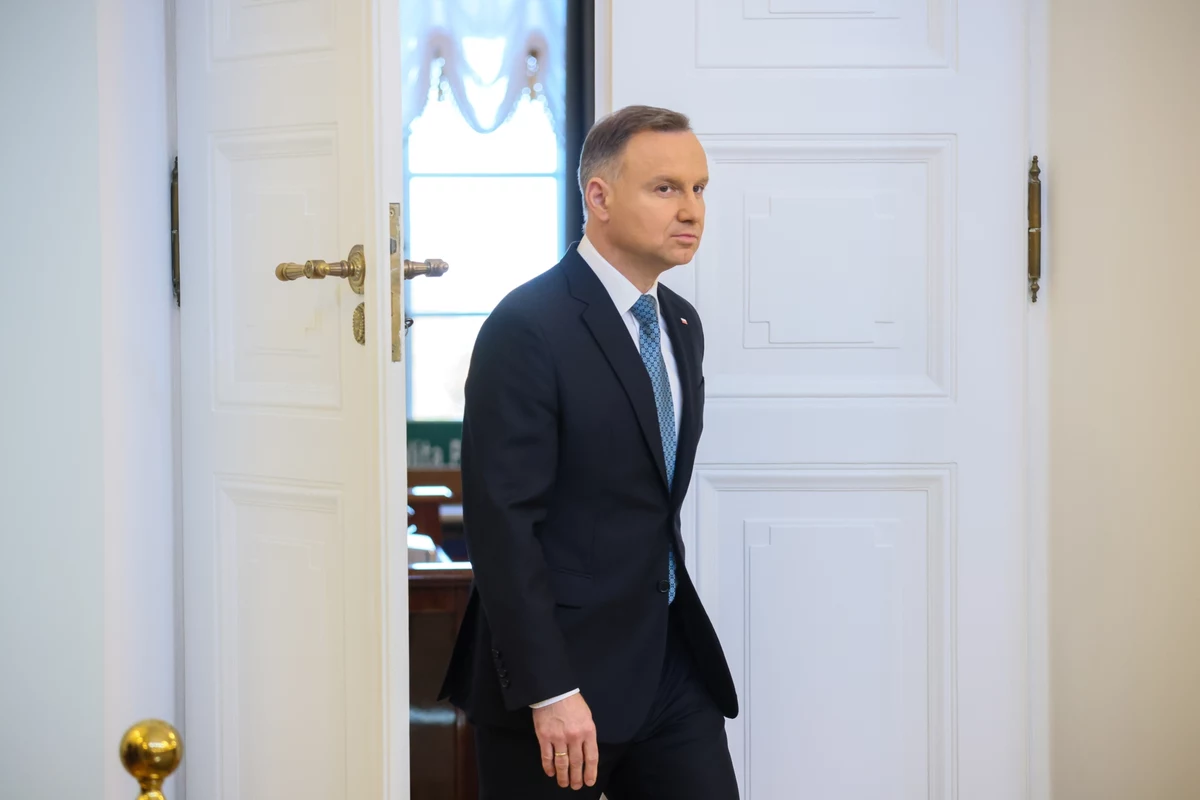 "Po przeprowadzeniu konsultacji i głębokim zastanowieniu prezydent Andrzej Duda podjął już decyzję ws. tzw. pierwszego kroku" - poinformował na platformie X szef gabinetu prezydenta Marcin Mastalerek. Zapowiedział jednocześnie wieczorne orędzie głowy państwa. Jak zauważa dziennikarz RMF FM Tomasz Skory,  zapowiedź ta wcale nie musi oznaczać nagłego przyspieszenia w tworzeniu rządu. Mastalerek pisze, że prezydent "podjął decyzję ws. pierwszego kroku". To może oznaczać, że prezydent najpierw wskaże Mateusza Morawieckiego, a Donald Tusk będzie musiał zaczekać na krok drugi.