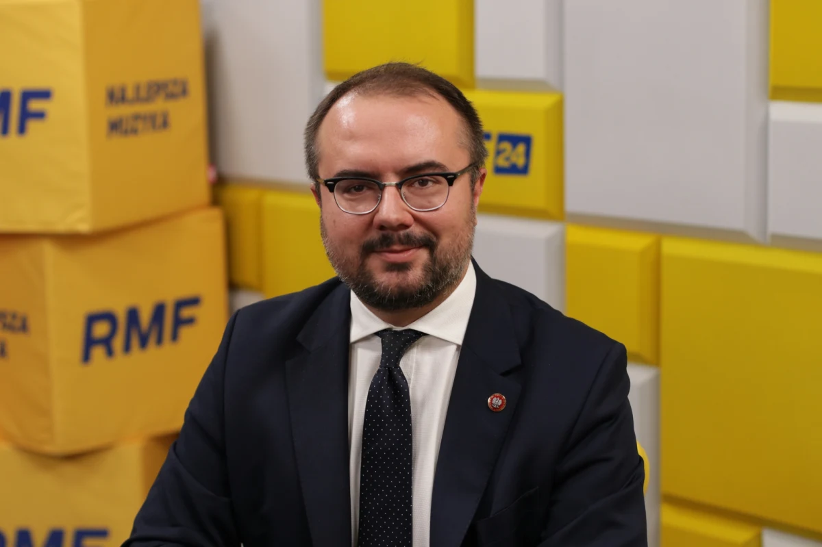 „Bardzo mocno naciskamy na wszystkie strony zaangażowane w to, żeby ewakuacja była kontynuowana. Dzisiaj do MSZ-u w trybie pilnym zostali zaproszeni ambasadorowie Izraela, Egiptu oraz Palestyny. Chociaż Palestyna formalnie odżegnuje się od związków z Hamasem, ma tutaj bardzo istotne znaczenie. Naciskamy na nich, żeby ludność cywilna, przede wszystkim nasi obywatele, mogli się wydostać” – mówił wiceminister spraw zagranicznych, Paweł Jabłoński w Porannej rozmowie w RMF FM. Robert Mazurek pytał swojego gościa, co MSZ robi, żeby pomóc Polakom przebywającym w Strefie Gazy.