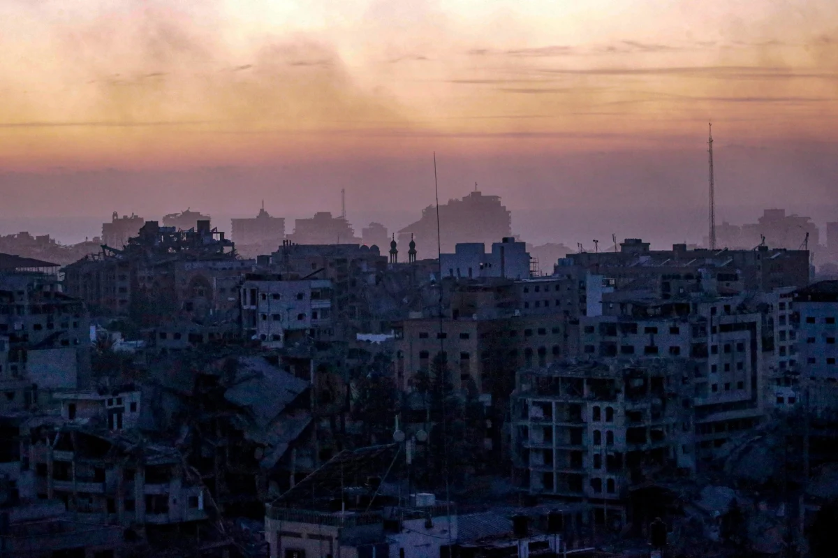 Lotnictwo izraelskie ostrzelało około 450 celów w Strefie Gazy w ciągu ostatniej doby. Oddziały zajęły także placówkę Hamasu, w skład której wchodziły m.in. posterunki obserwacyjne i obiekt szkoleniowy - podała BBC, powołując się na służby prasowe armii. Wcześniej armia Izraela (IDF) odcięła północną część Gazy od reszty terytorium. Rzecznik wojsk izraelskich Daniel Hagari poinformował, że siły zbrojne atakują z powietrza, ziemi i morza, aby "zniszczyć Hamas".