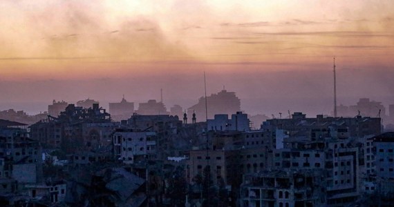 Lotnictwo izraelskie ostrzelało około 450 celów w Strefie Gazy w ciągu ostatniej doby. Oddziały zajęły także placówkę Hamasu, w skład której wchodziły m.in. posterunki obserwacyjne i obiekt szkoleniowy - podała BBC, powołując się na służby prasowe armii. Wcześniej armia Izraela (IDF) odcięła północną część Gazy od reszty terytorium. Rzecznik wojsk izraelskich Daniel Hagari poinformował, że siły zbrojne atakują z powietrza, ziemi i morza, aby "zniszczyć Hamas".