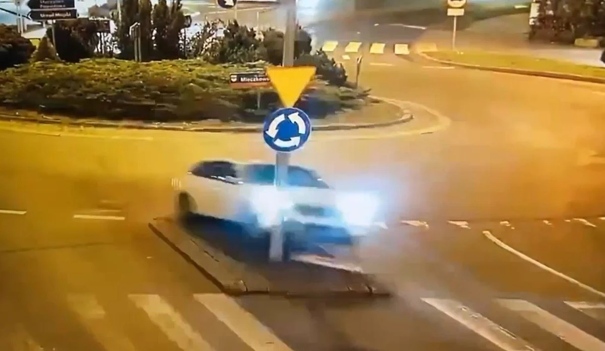 Promil alkoholu w organizmie miał kierowca skody, który na rondzie w Wyszkowie na Mazowszu stracił panowanie nad osobówką, uderzył w latarnię i dachował. Mężczyźnie, jak i trzem pijanym pasażerom nic się nie stało.