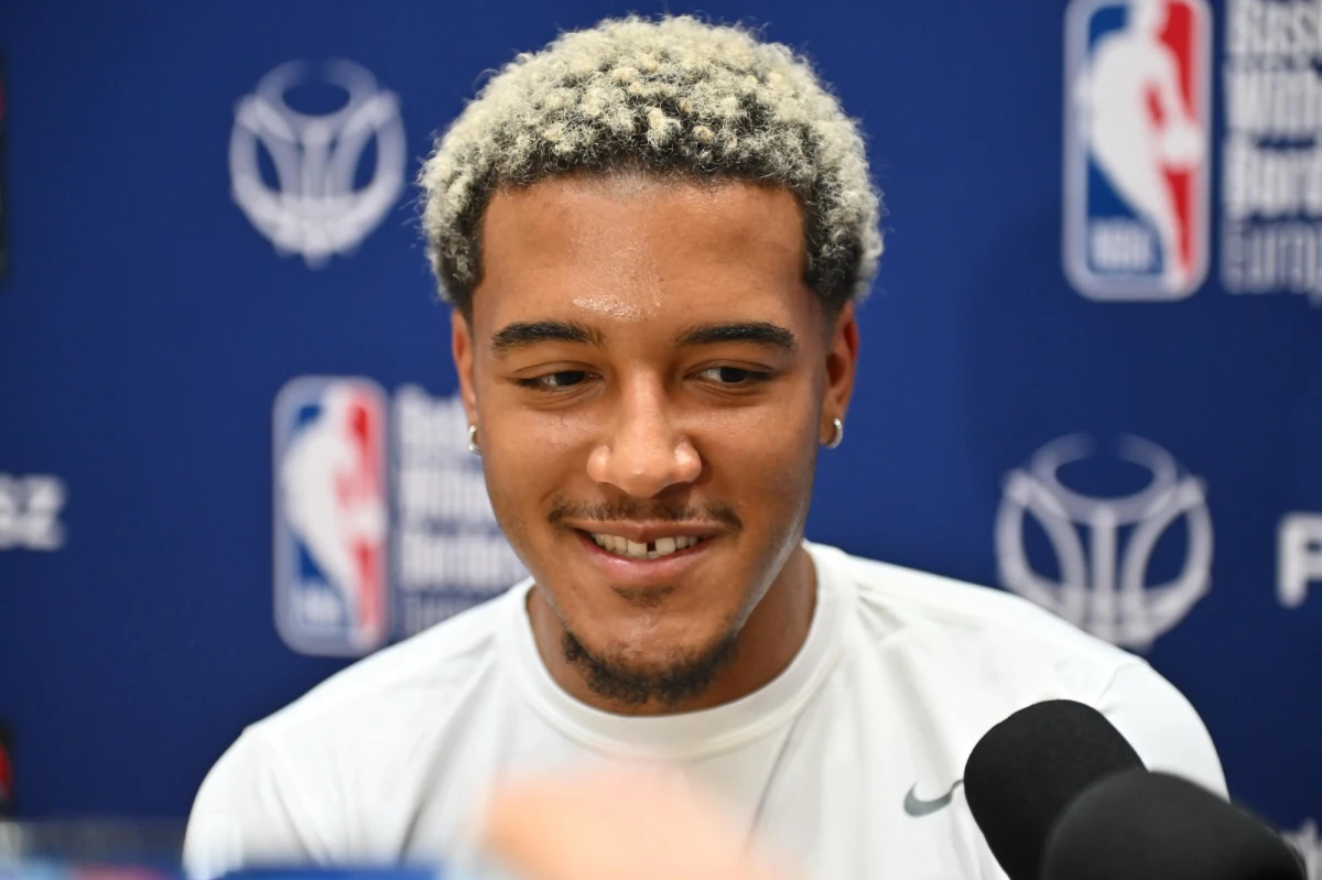 Jeremy Sochan zdobył cztery punkty, a jego zespół San Antonio Spurs przegrał we własnej hali po dogrywce z Toronto Raptors 116:123 w jednym z pięciu niedzielnych meczów koszykarskiej ligi NBA. Bilans drużyny reprezentanta Polski to trzy zwycięstwa i trzy porażki.