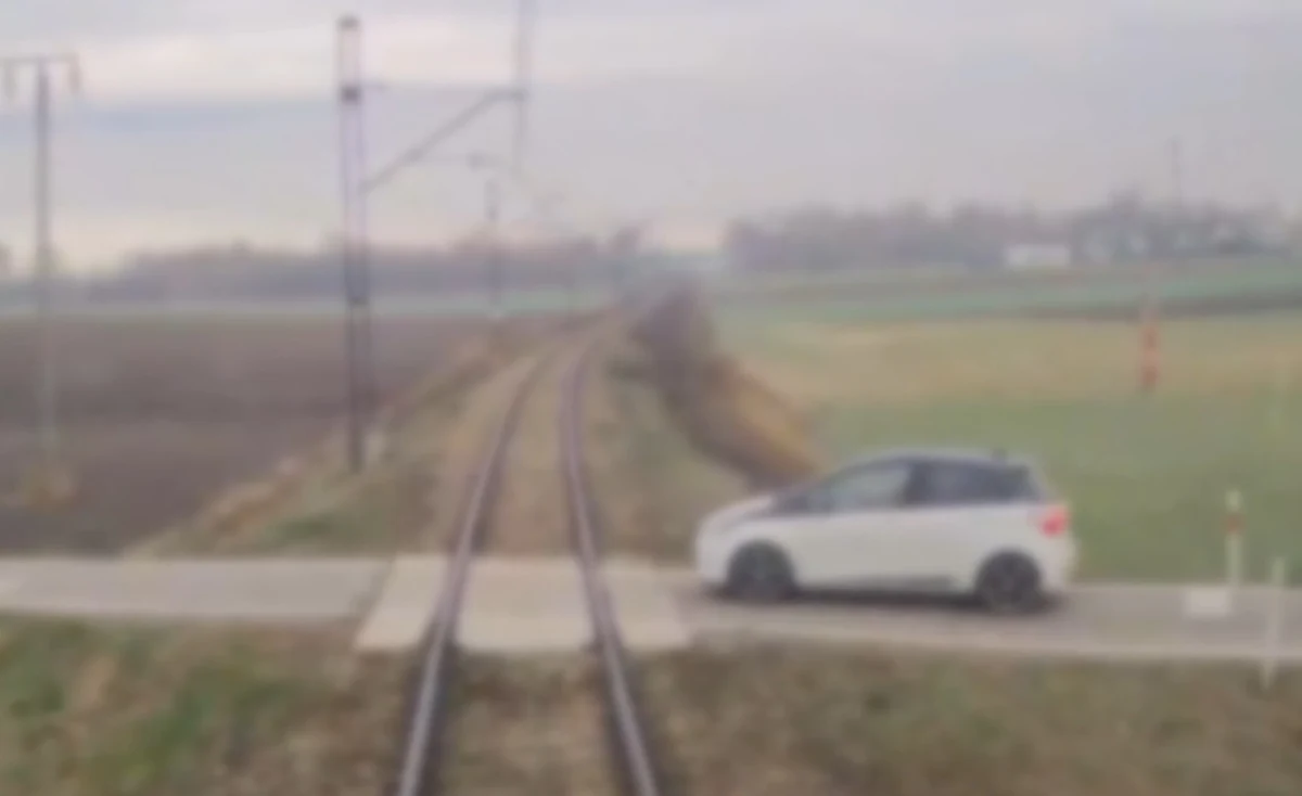 Niewiele zabrakło, by doszło do tragedii na przejeździe kolejowym w powiecie pszczyńskim (Śląskie). Kierowca zatrzymał się tuż przed rozpędzonym pociągiem, zdążył wycofać w ostatniej chwili.