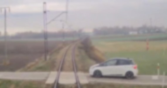 Niewiele zabrakło, by doszło do tragedii na przejeździe kolejowym w powiecie pszczyńskim (Śląskie). Kierowca zatrzymał się tuż przed rozpędzonym pociągiem, zdążył wycofać w ostatniej chwili.